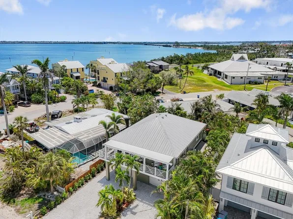 229 S Harbor Dr, Holmes Beach, FL 34217