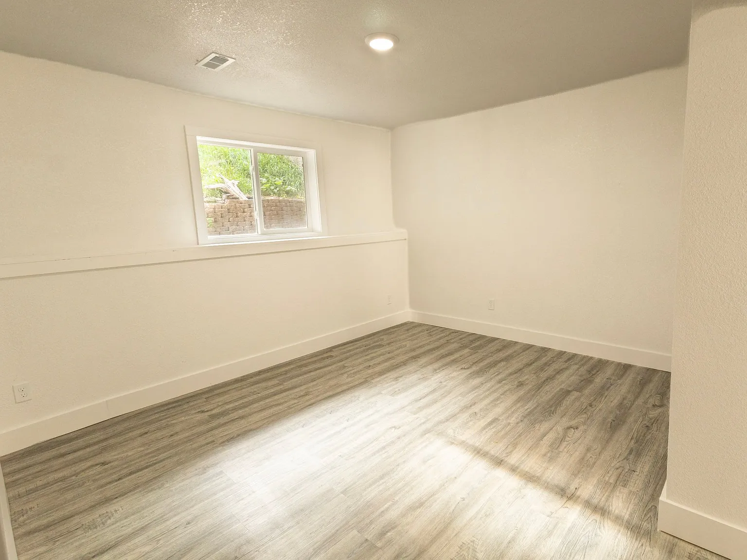 611 Railroad Ave — Photo 3