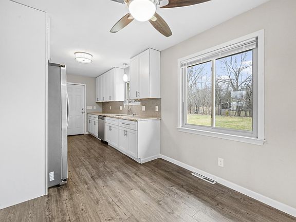 3rd image of 24955 Lakeland St
