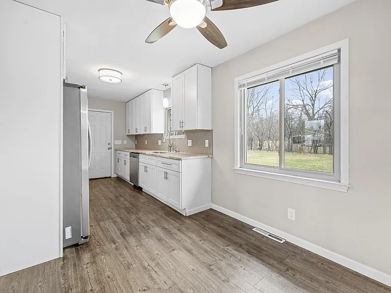 24955 Lakeland St — Photo 3