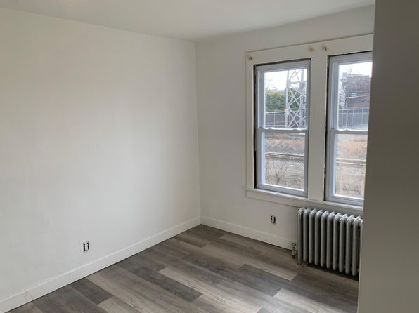 102 E 10th St