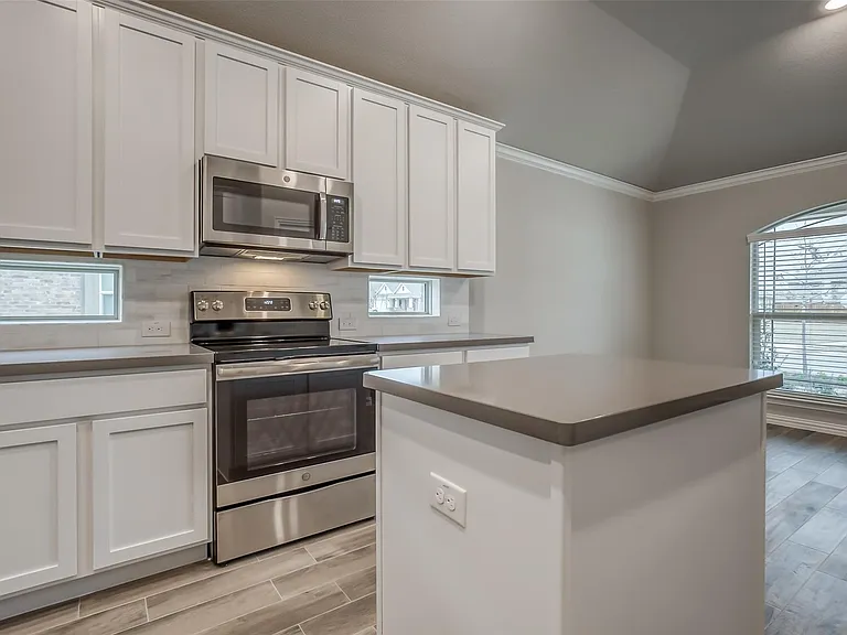 638 Devonshire Ln — Photo 10