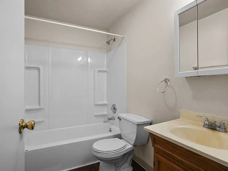 484-Parkway Apartments — Photo 10