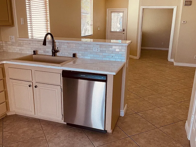 Open floor plan with high end appliances