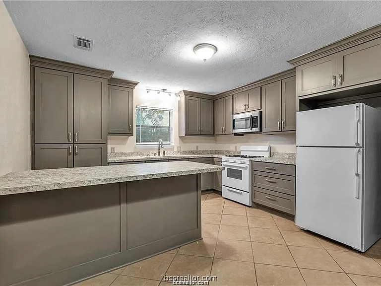 807 Holleman Dr — Photo 9