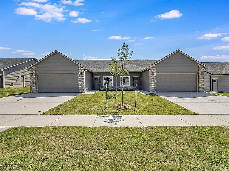 5242 N Cypress Cir — Photo 1