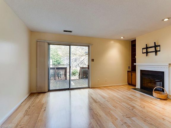 4th image of 5658 W Market St Unit B