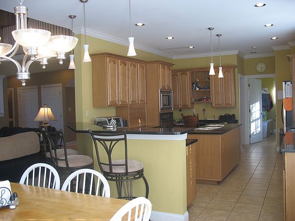 Beautiful Kitchen w/ granite & stainless