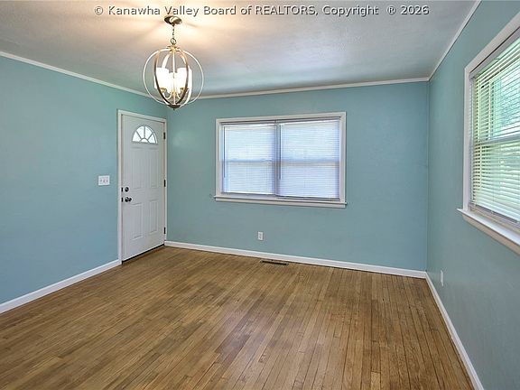 3rd image of 615 Crestlyn Dr