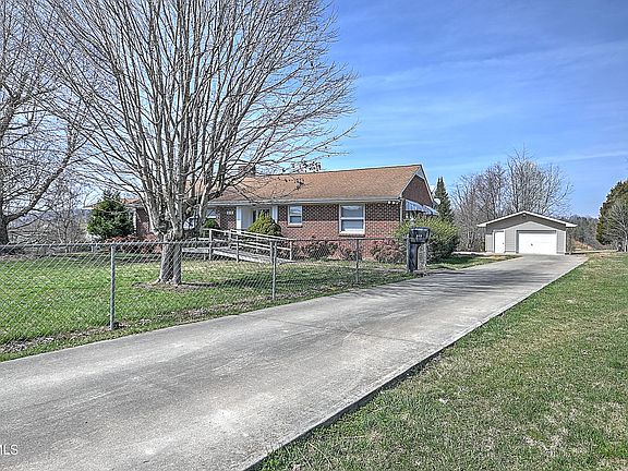 4th image of 619 Rock Springs Dr