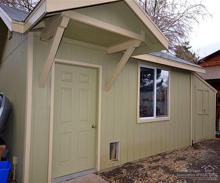 2nd image of 1614 SW Canyon Dr