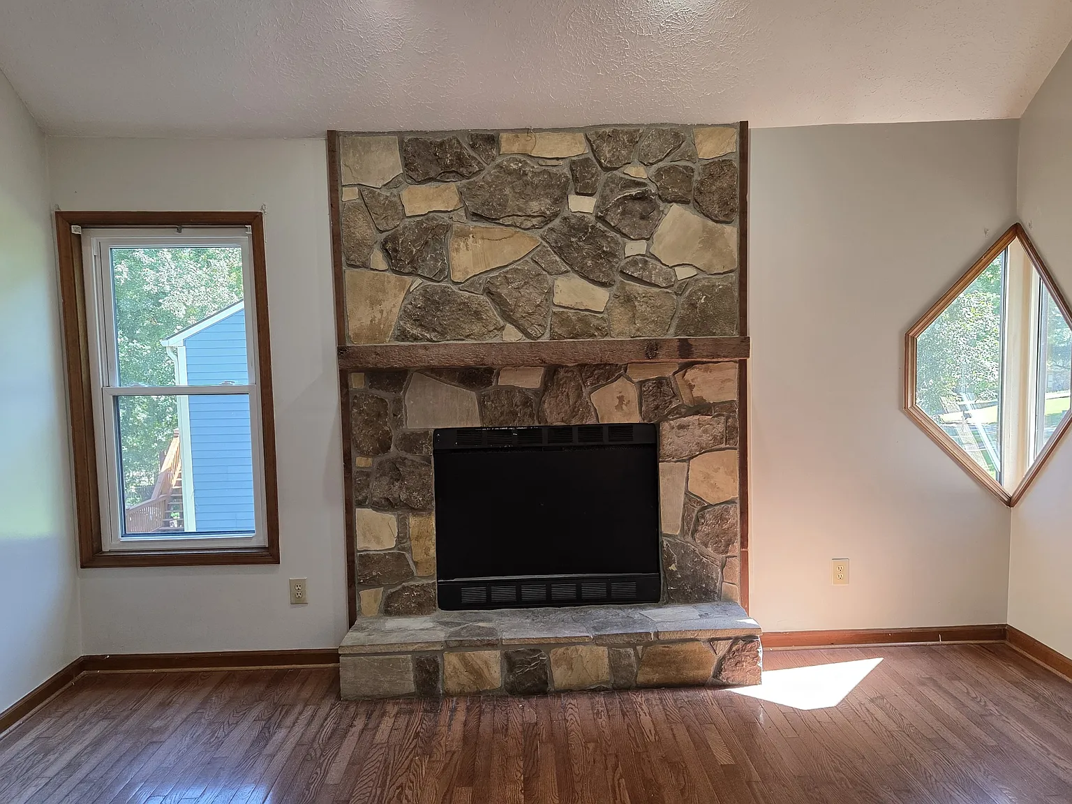 6 bed, 2429 sqft, $2,490 — Photo 4