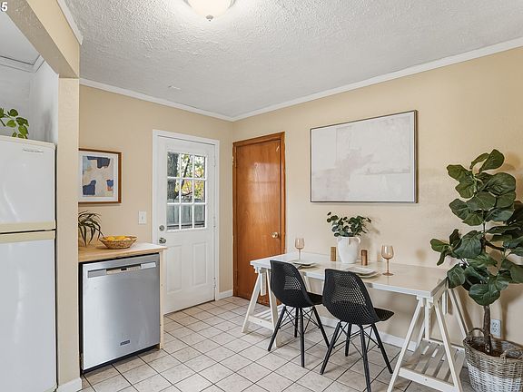 4th image of 6440 SE Laura Ave