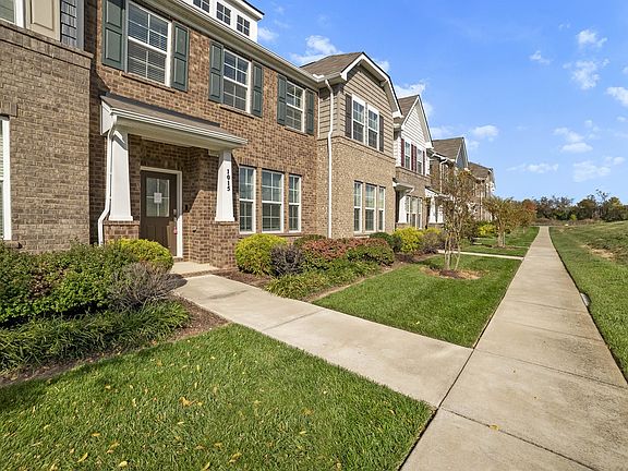 3rd image of 1015 Henley Ln
