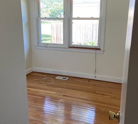 5th image of 820 Plymouth Ln