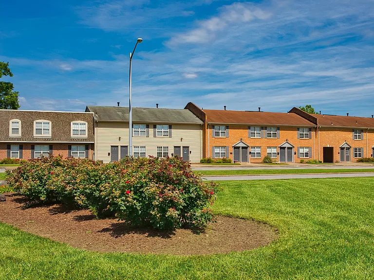Emerald Point Apartments & Townhomes — Photo 20