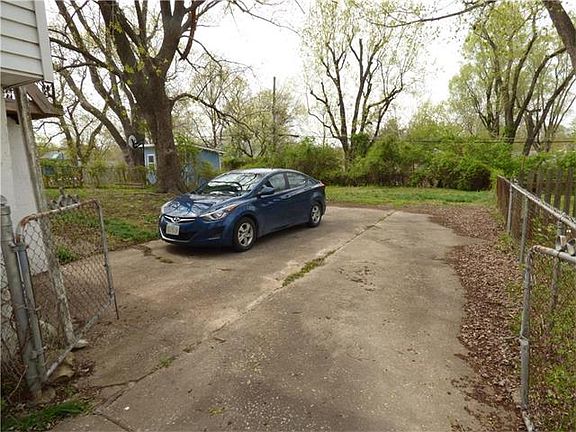 3rd image of 1902 S Maywood Ave