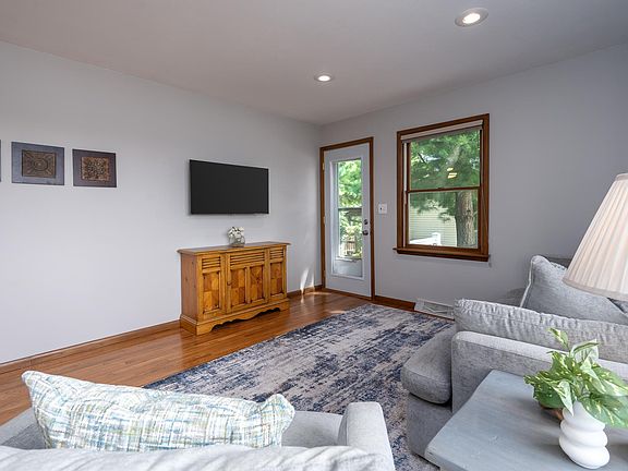 5th image of 1026 S Starr Ave