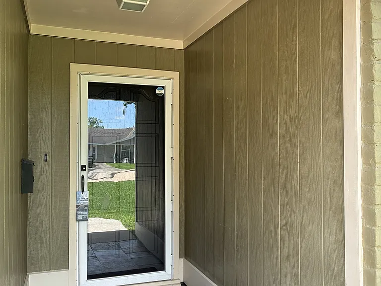 304 Avenue E — Photo 2