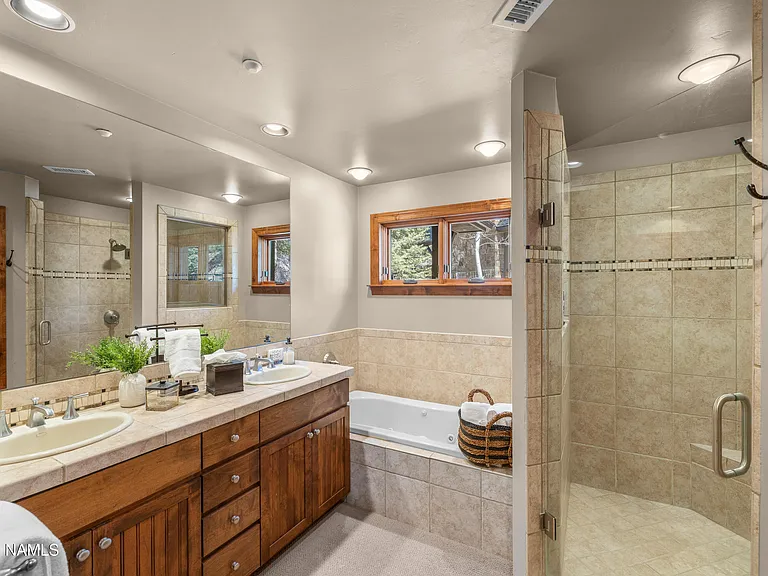 1704 E Trade Winds Ct — Photo 20