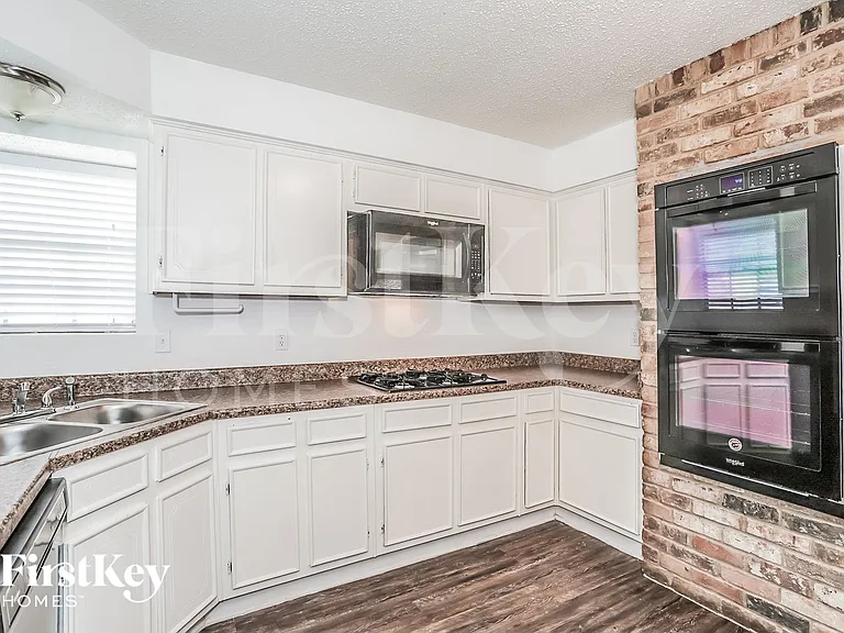 26218 Maplewood Dr — Photo 5