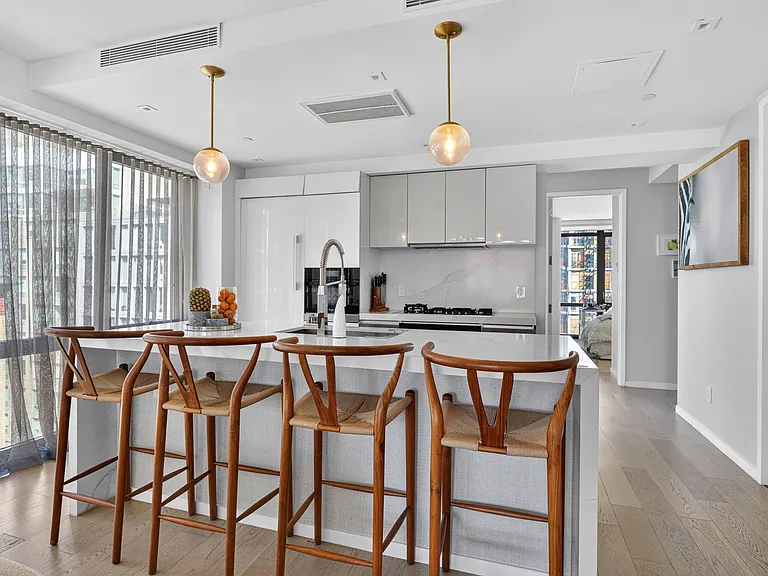 24-12 42nd Rd #Penthouse 8A — Photo 9