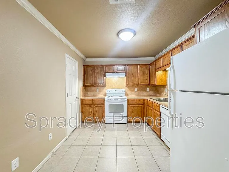 715B E Ridge Blvd — Photo 5