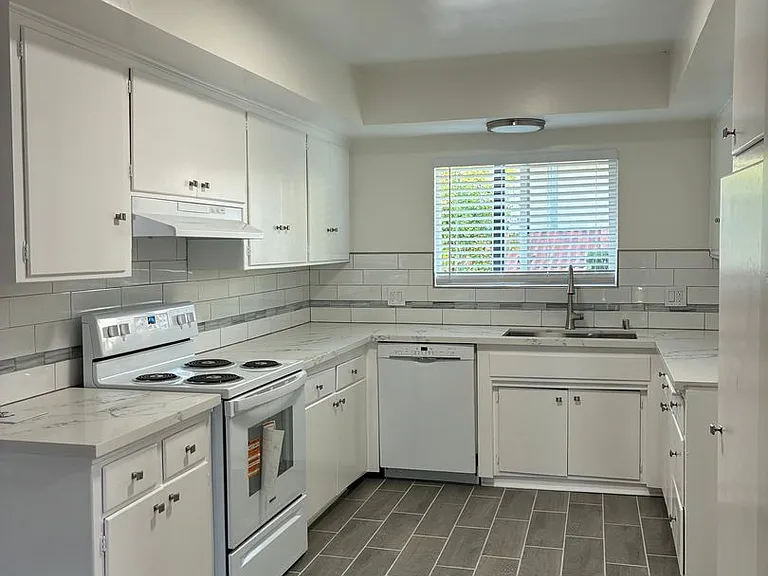 53 Suffolk Ave — Photo 4