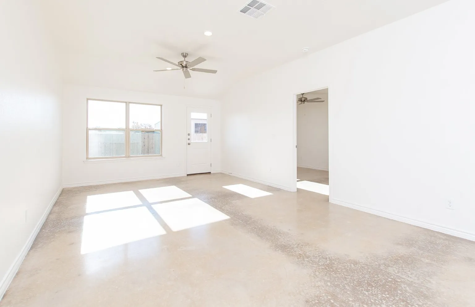 3 bed, 2.0 bath, 1214 sqft, $1,400 — Photo 3