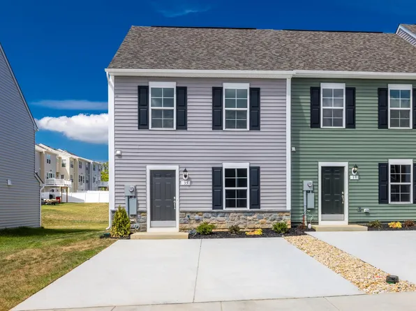 35 Orchard Green Dr, Charles Town, WV 25414