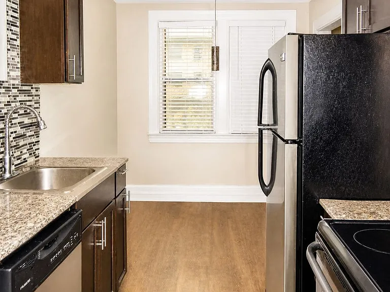 2123 Shady Ave — Photo 9