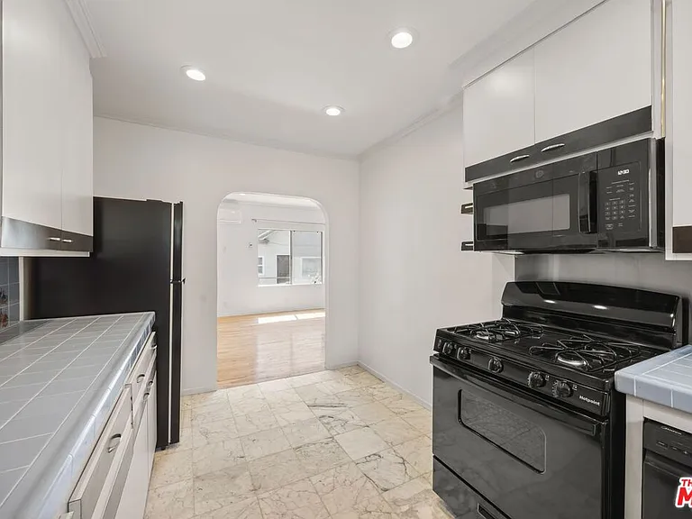 1538 N Mariposa Ave — Photo 9