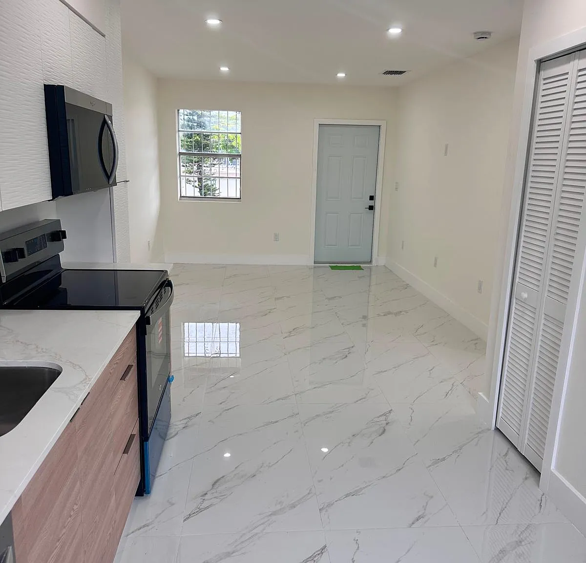 2 bed, 950 sqft, $2,000 — Photo 1