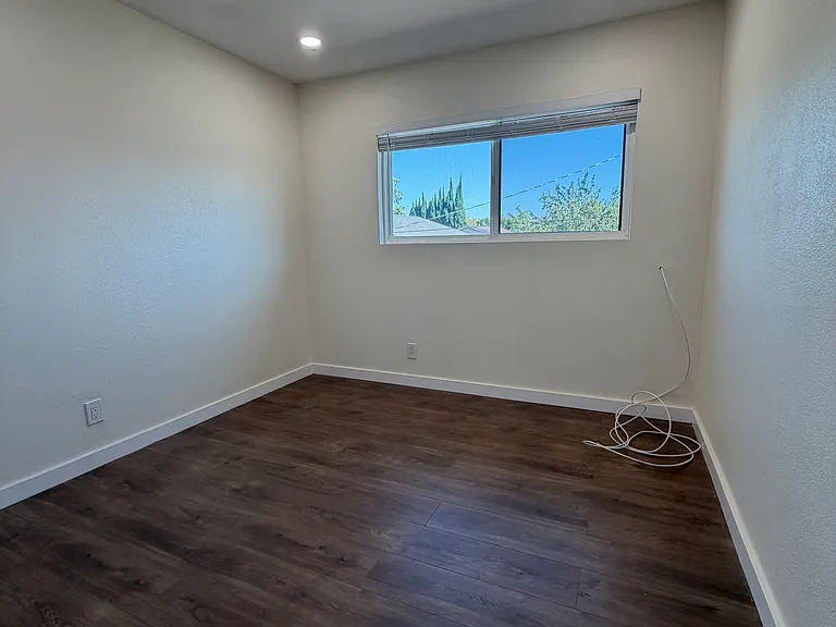 1013 Treadwell Ave — Photo 7