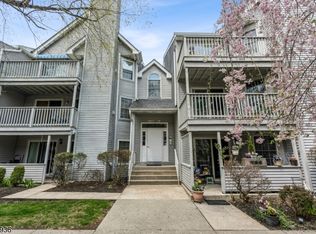 8 Quartz Ln, Paterson City, NJ 07501