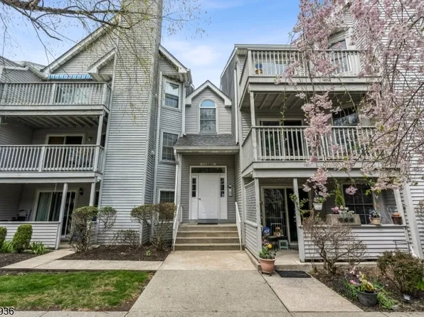 8 Quartz Ln, Paterson City, NJ 07501