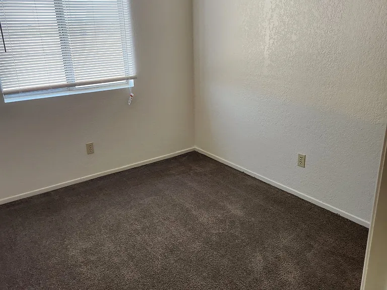 Desert Sun Apartments — Photo 31