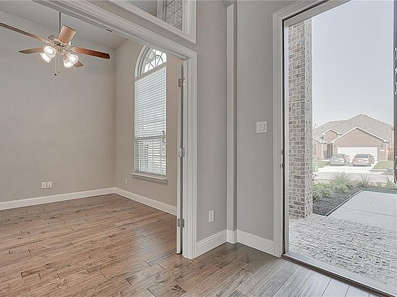 4th image of 1009 Hoyt Dr
