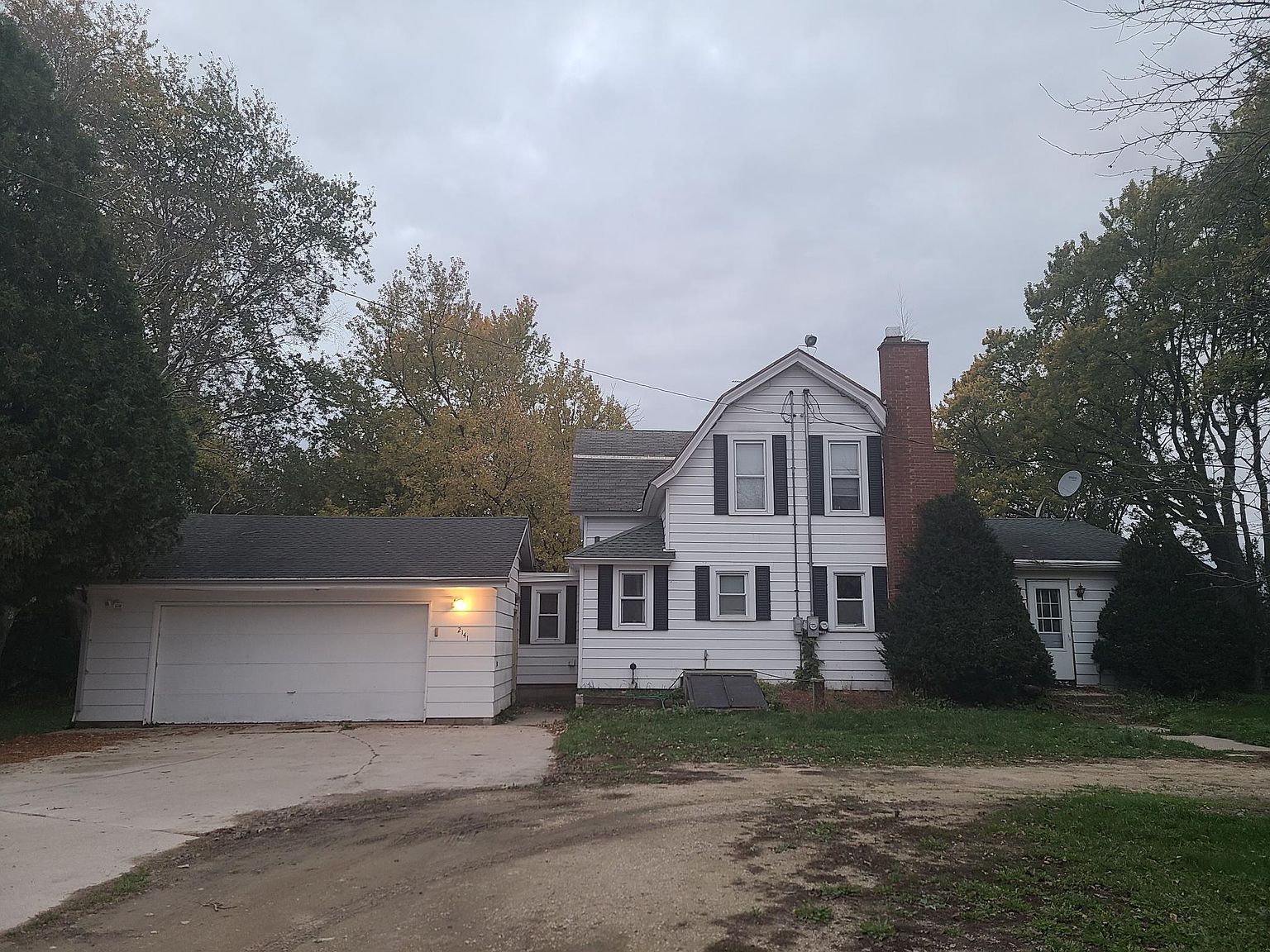 2141 Center Rd, Saukville, WI 53080 Zillow