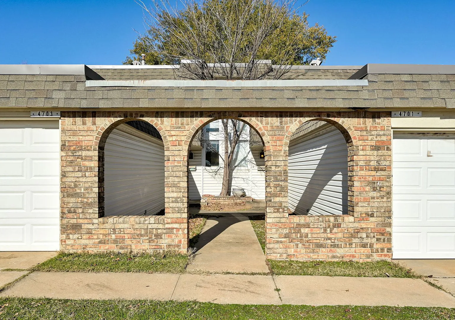 Charming and Spacious 2BD/1.5BTH Duplex Near Lake Hefner Perfectly Located for Shopping and Dining — Photo 2