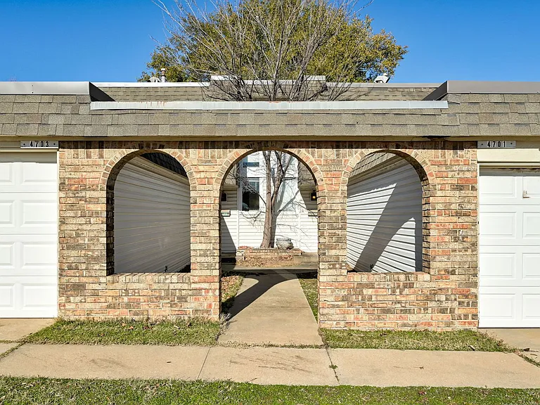 4703 NW 63rd St — Photo 2