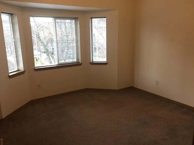 Lorence Court — Photo 15