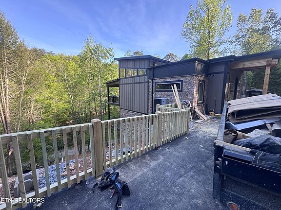 5th image of 524 Ogle Dr