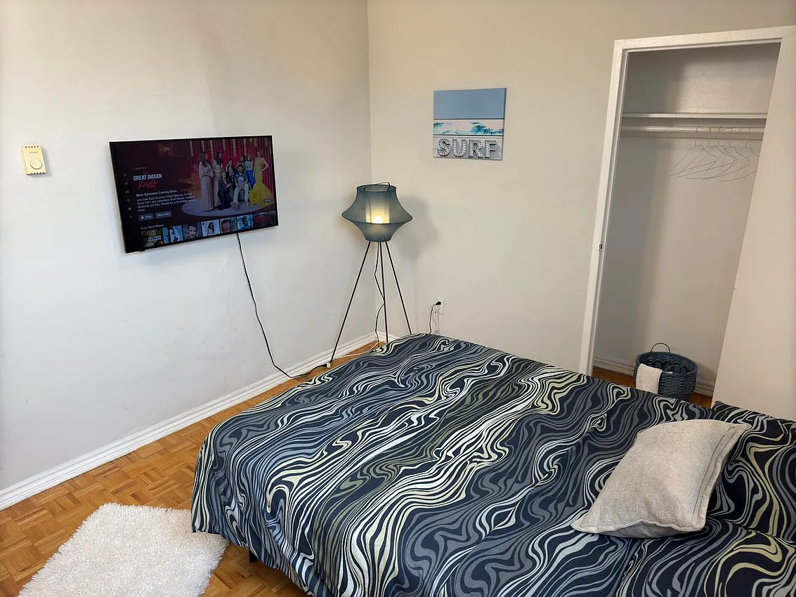 Deluxe Room - Wellesley St E & Parliament St — Photo 3