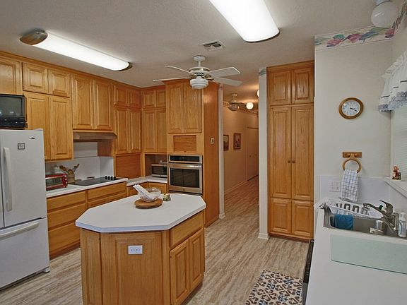 5th image of 614 W Hackberry St
