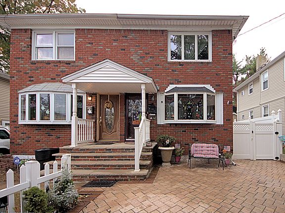 3rd image of 44 Marianne St