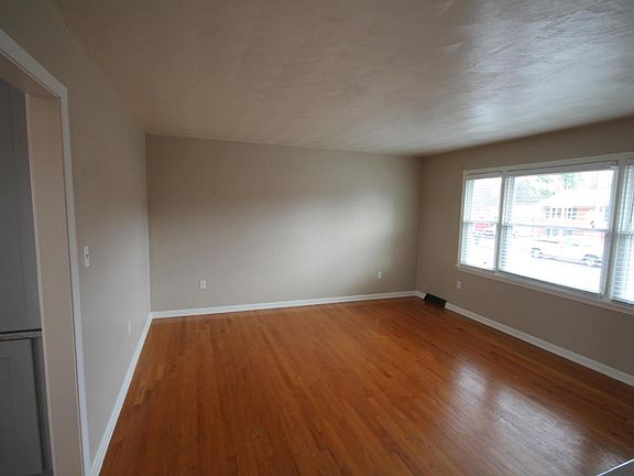 3rd image of 5748 Meadowcrest St