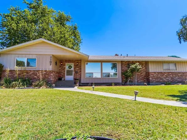 1107 Carriage Square Dr, Grandview, WA 98930