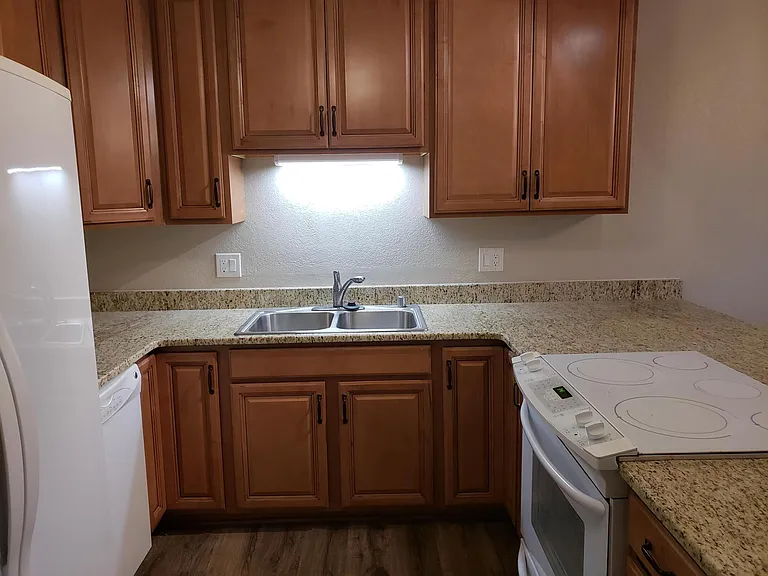 2504 1/2 Rose Dr #B — Photo 9