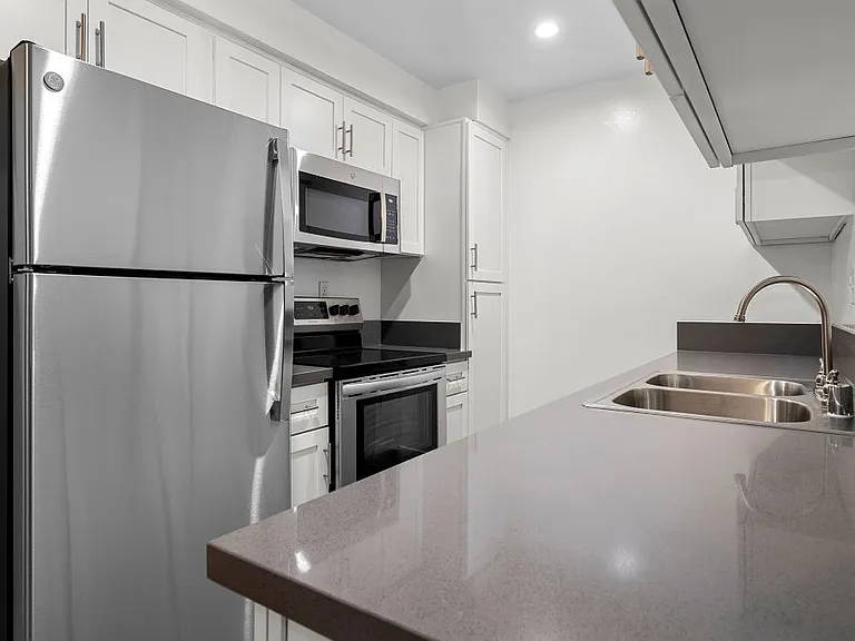 Lombardi Apartments — Photo 90